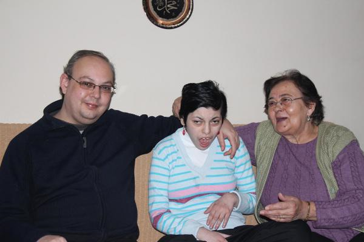 Engelli Duygu\'yu 25 Yıldır Evlatlarından Ayırmadı