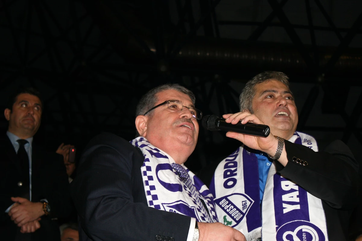 Eski İçişleri Bakanı Şahin, Ordulular Gecesinde Cengiz Kurtoğlu\'yla Düet Yaptı
