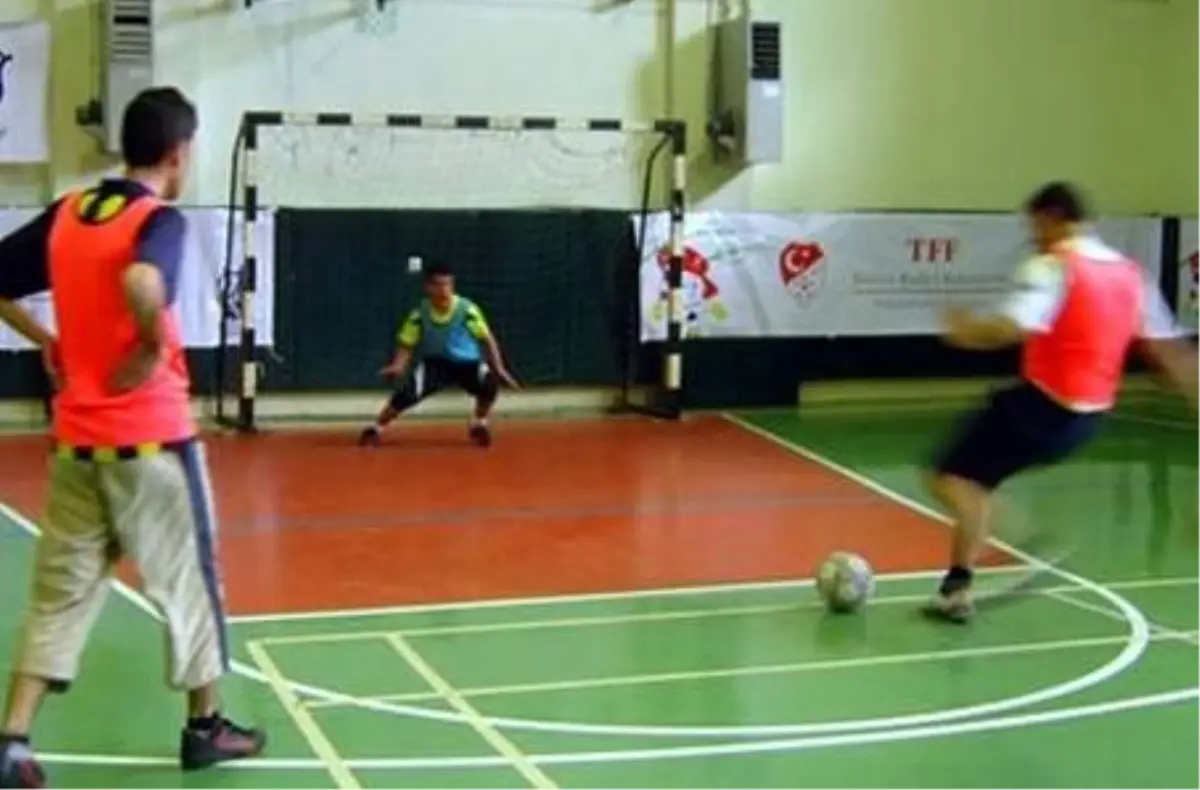 Futsal Liginde İlk Yarı Sona Eriyor