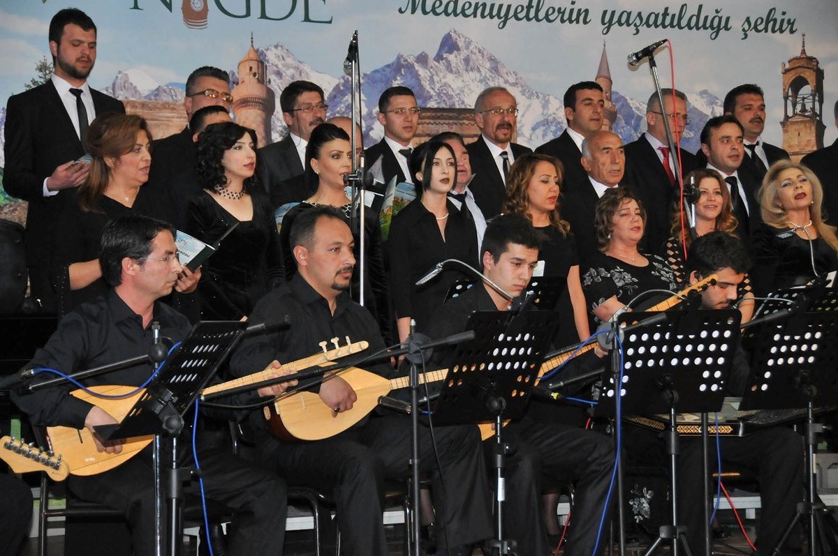 Niğde Belediyesi Türk Müziği Korosu İlk Konserini Verdi