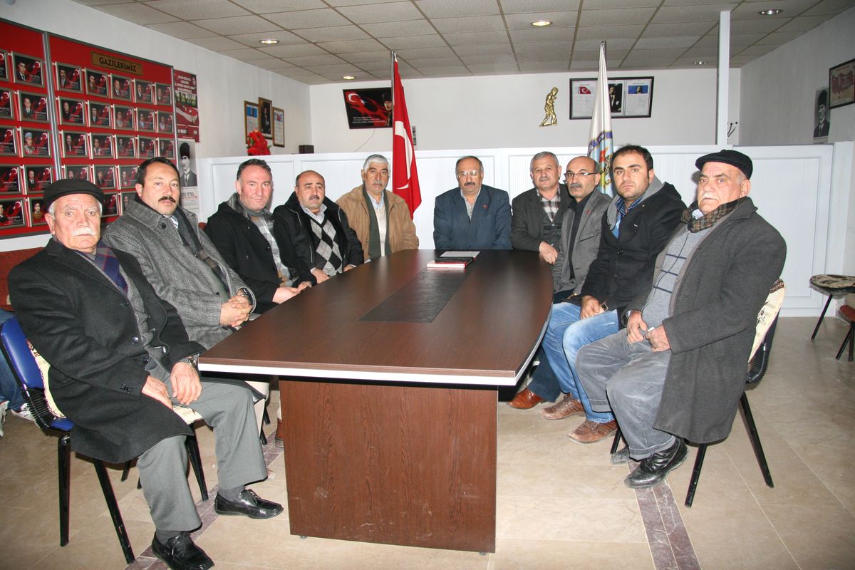 (Özel Haber) Şehit Aileleri BDP\'li Vekillere Yer Tahsis Eden Vakıf Üyelerine Tepki Gösterdi