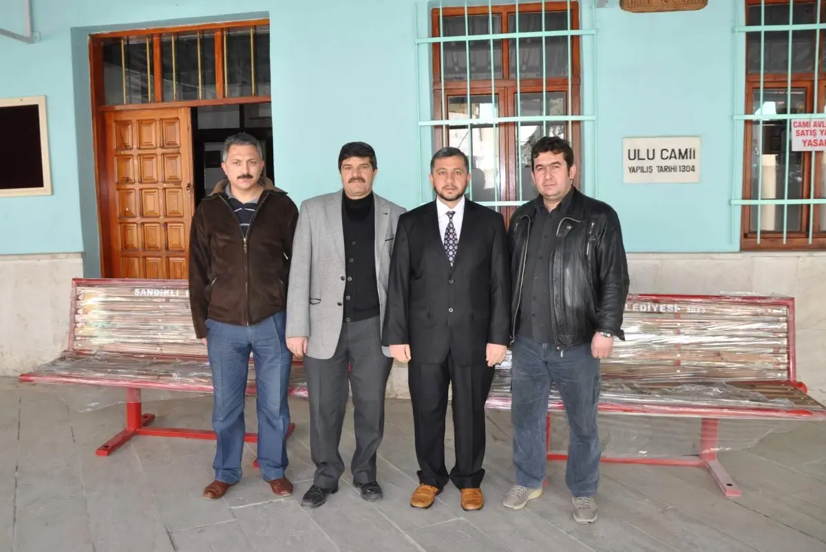 Sandıklı Belediyesi Cami ve Okullara Oturma Bankı Dağıttı