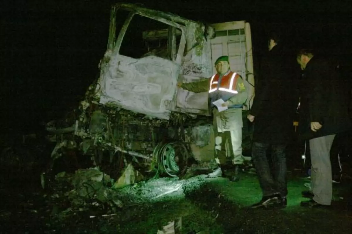 Tır Şoförü Yanarak Öldü