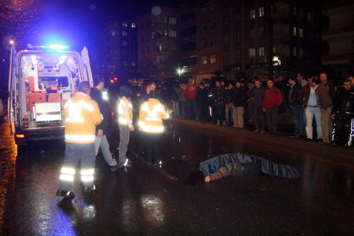 Yoldan Karşıya Geçmeye Çalışırken İki Otomobil Çarptı