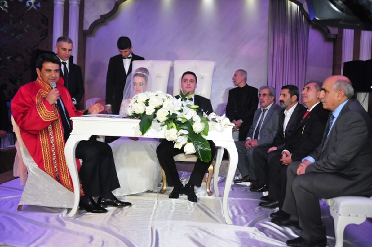 Aydınoğlu ve Akyürek Aileleri\'nin Mutlu Günü