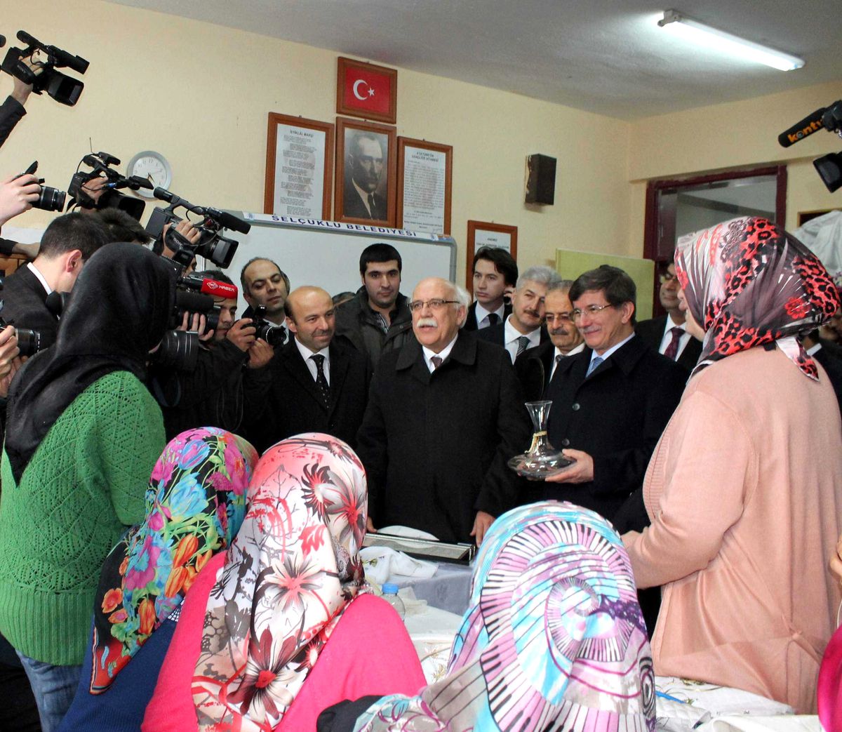 Bakan Davutoğlu ve Avcı Okullarda İncelemelerde Bulundu