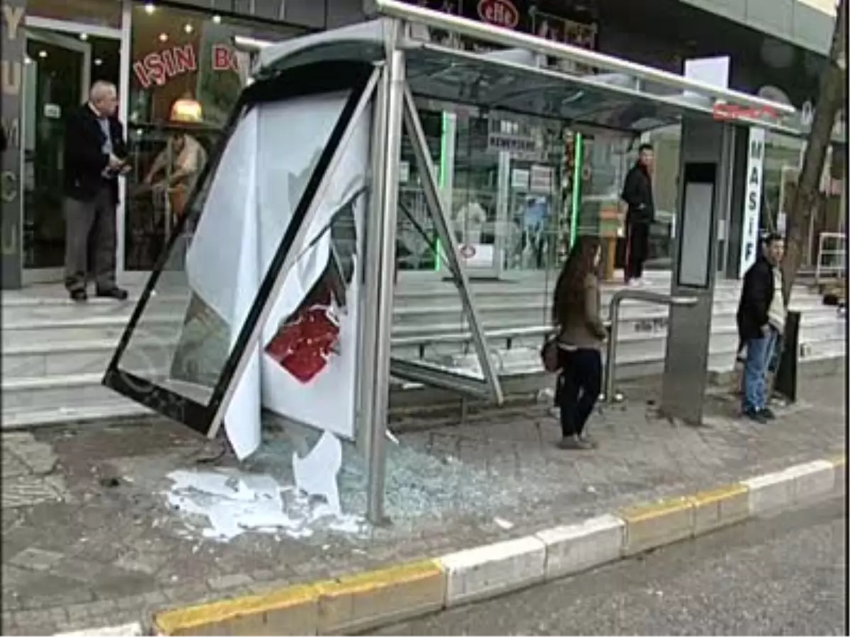 Fırlayan Teker Otobüs Durağını Parçaladı