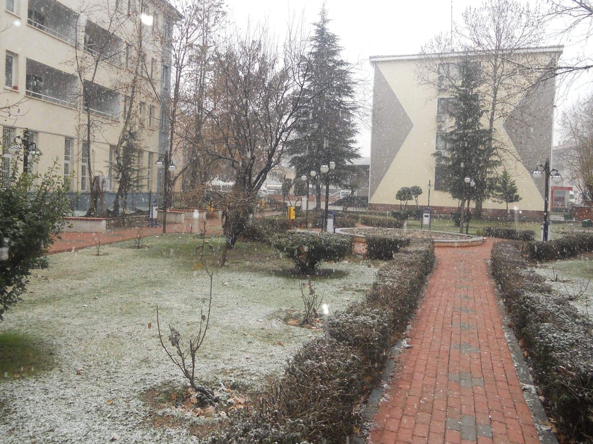 Gölbaşı Halkı Güne Karla Uyandı