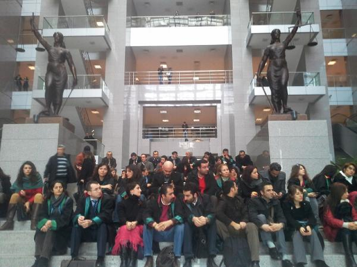 İstanbul Adalet Sarayı\'nda Arbede