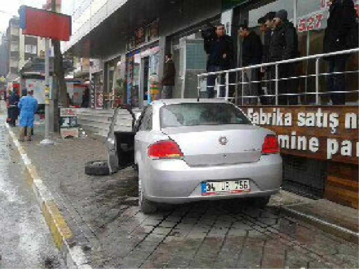 Lastik Otobüs Durağına Fırladı