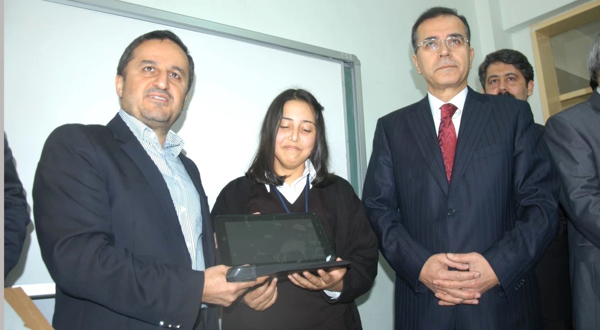 Kitapların Yerini Alan Tabletler Bursa\'da Okullara Dağıtılıyor