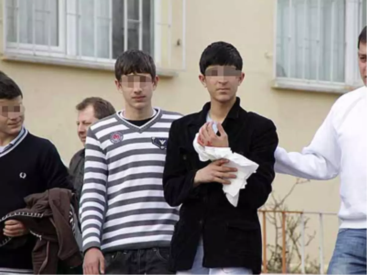 Kız Öğrenci Jiletle Dehşet Saçtı