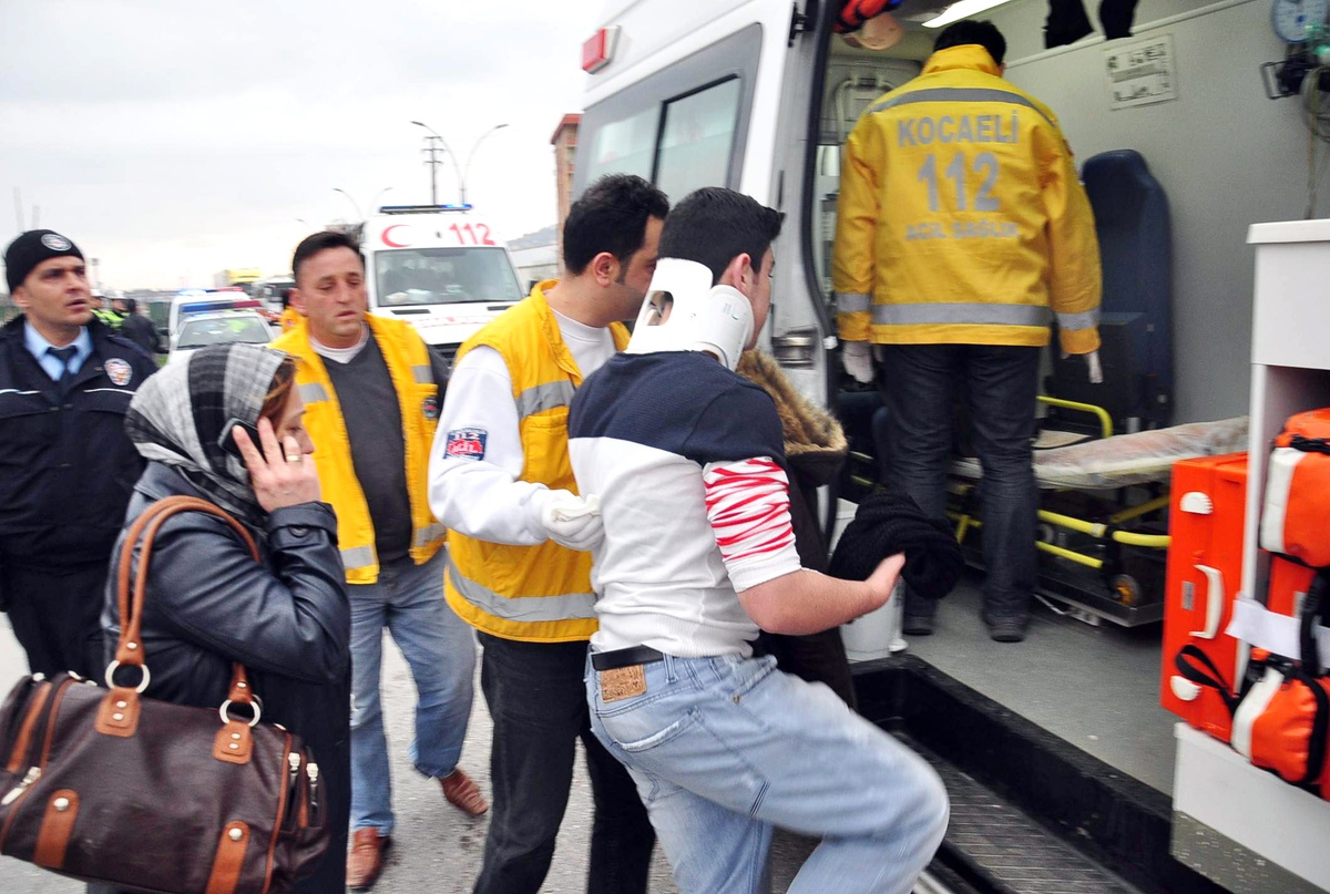 Kontrolden Çıkan Araç Bariyere Çarptı: 4 Yaralı
