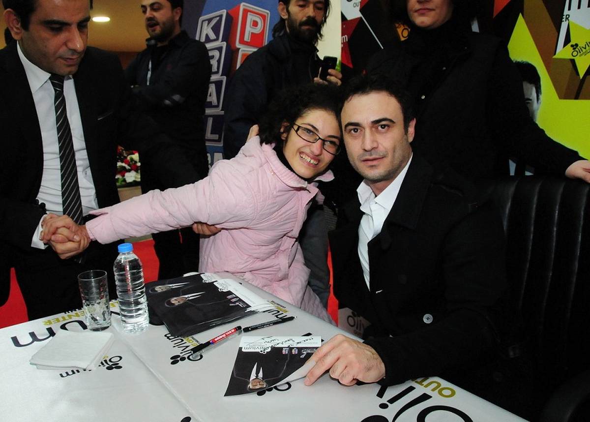 Kutsi\'ye Hayranlarından Yoğun İlgi