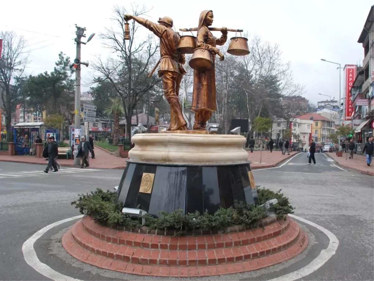 Madenci ve Yoğurt Taşyan Kadın Heykeli Yapımı Tamamlanarak Yerine Dikildi