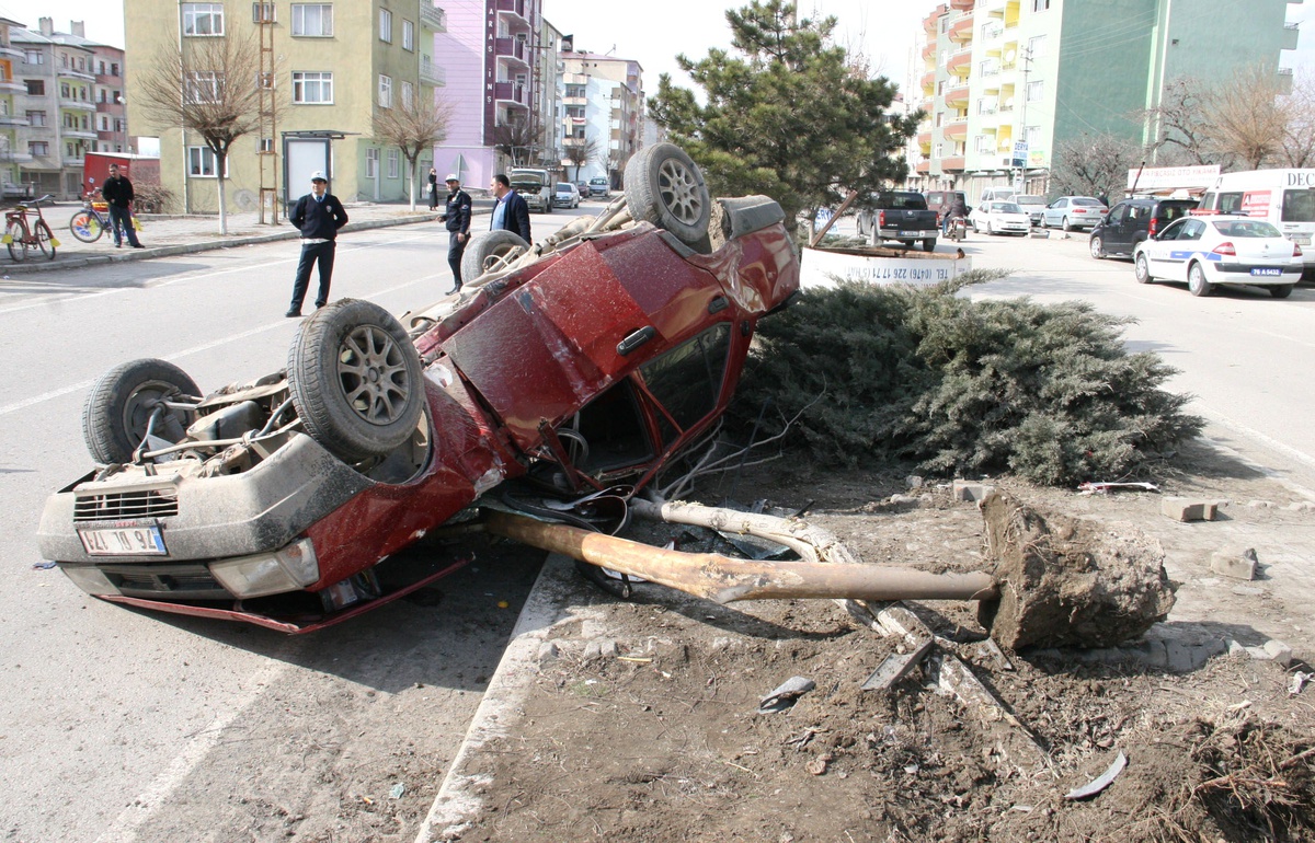 Nikahına Yetişmeye Çalışan Damat Otomobiliyle Takla Attı