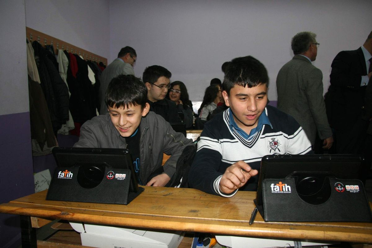 Öğrencilere Tablet Bilgisayar Dağıtıldı