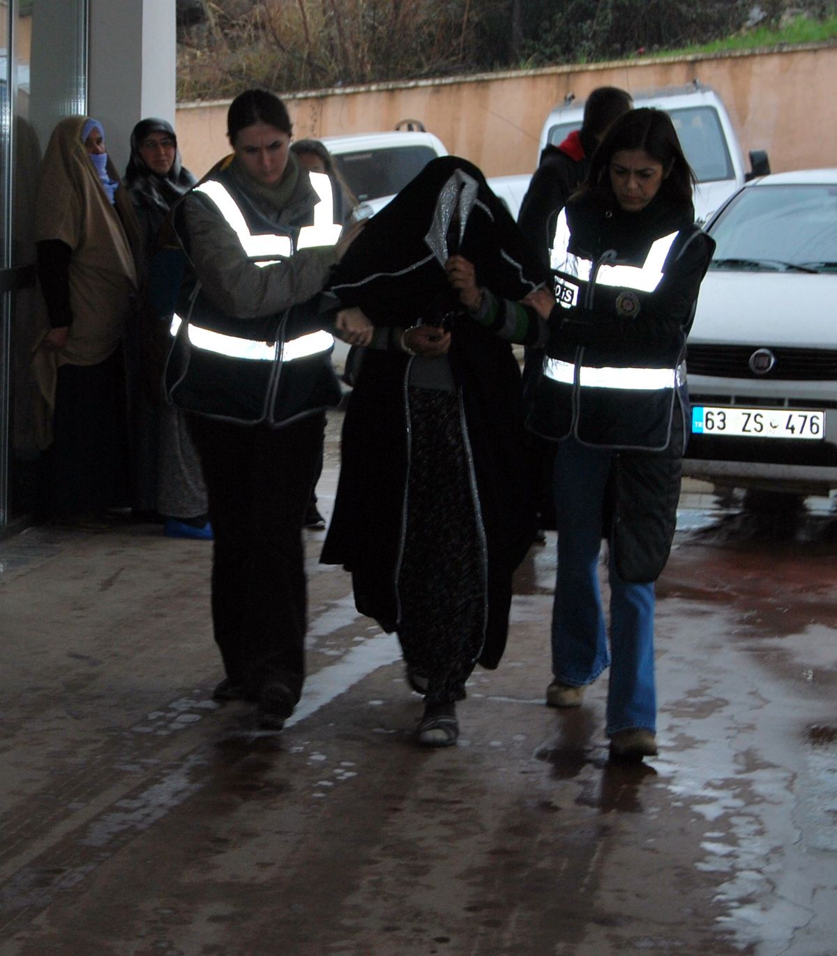 Polisin Evine Girince Yakayı Ele Verdiler