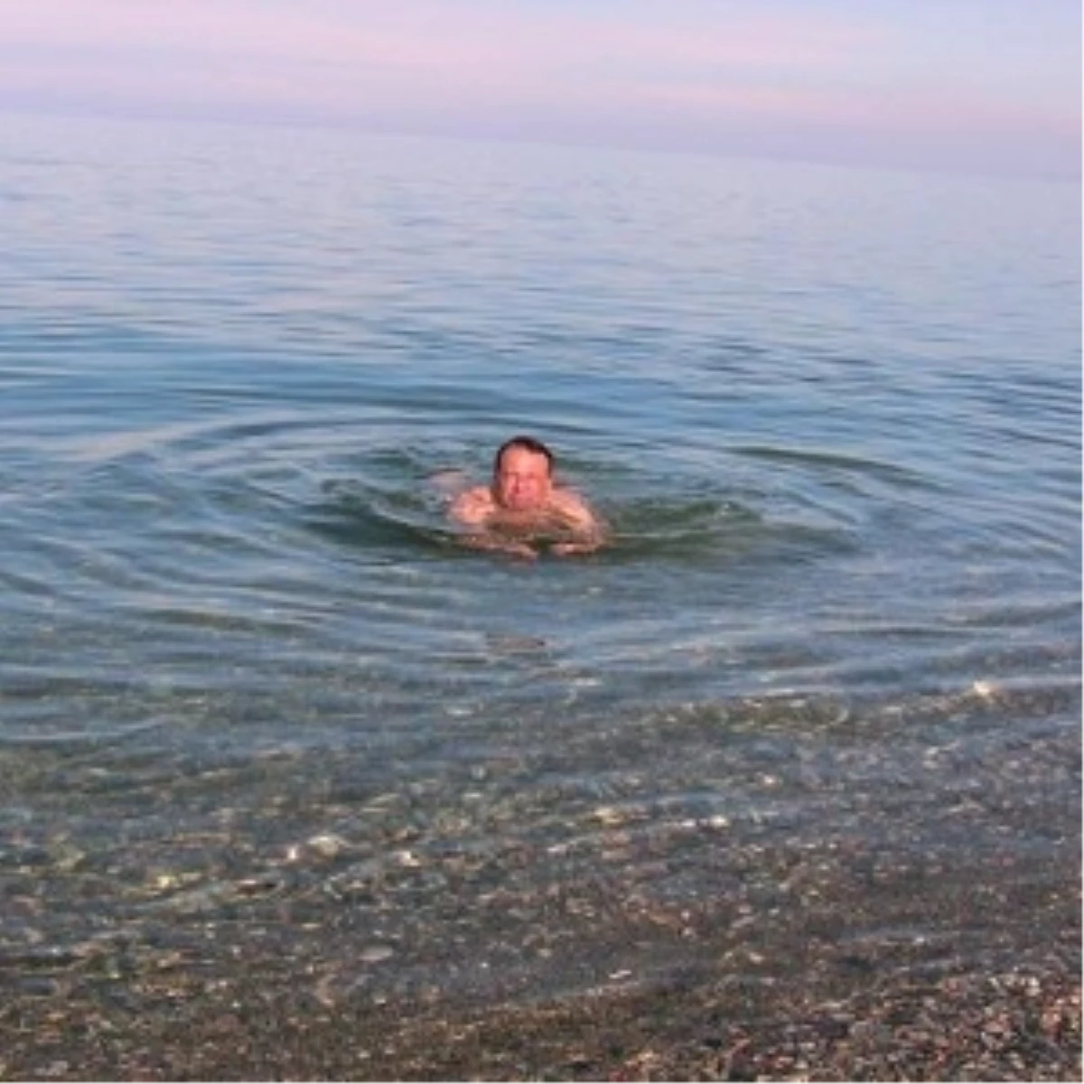 Şifa İçin Van Gölü\'nde Yüzüyor