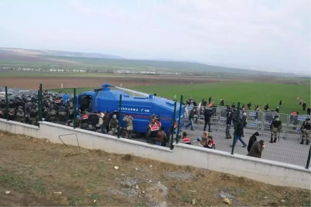 / Silivri\'de Jandarmadan Tazyikli Su ile Müdahale (2)