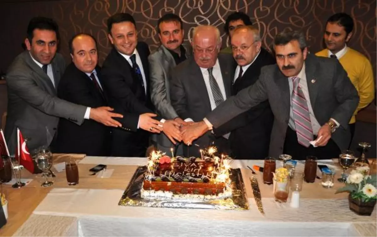 Sivas\'ta Birleşen Yerel Gazetelerden Pastalı Kutlama