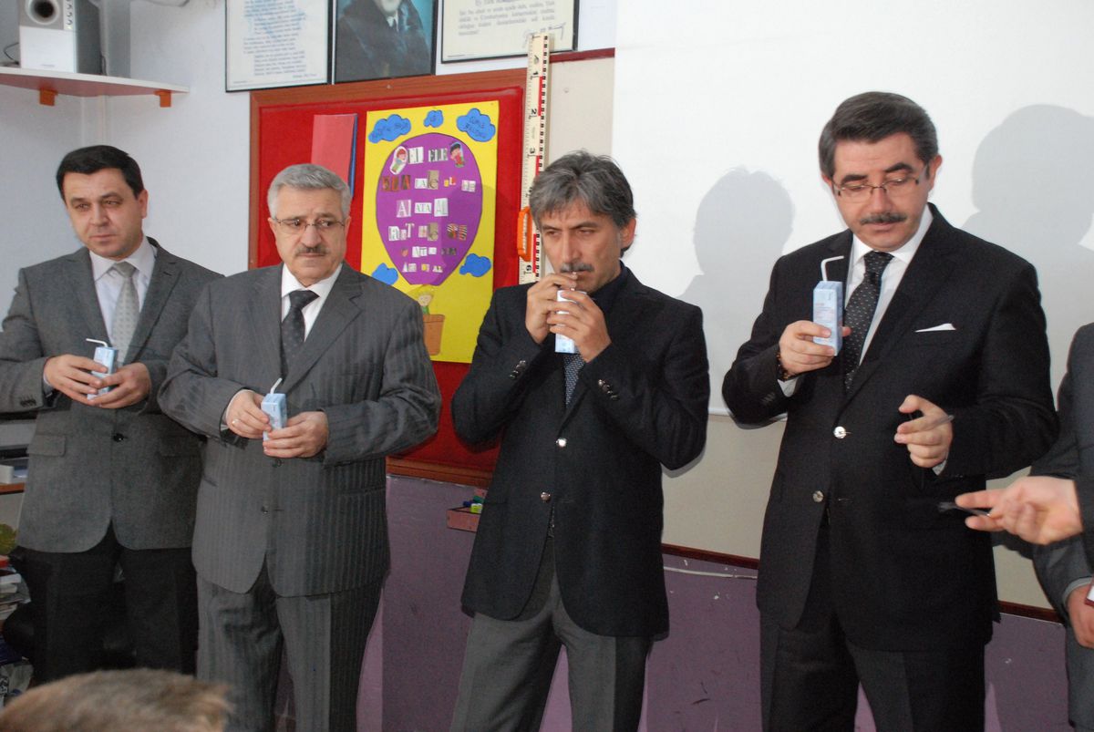 Sütü Önce İçtiler, Sonra Dağıttılar