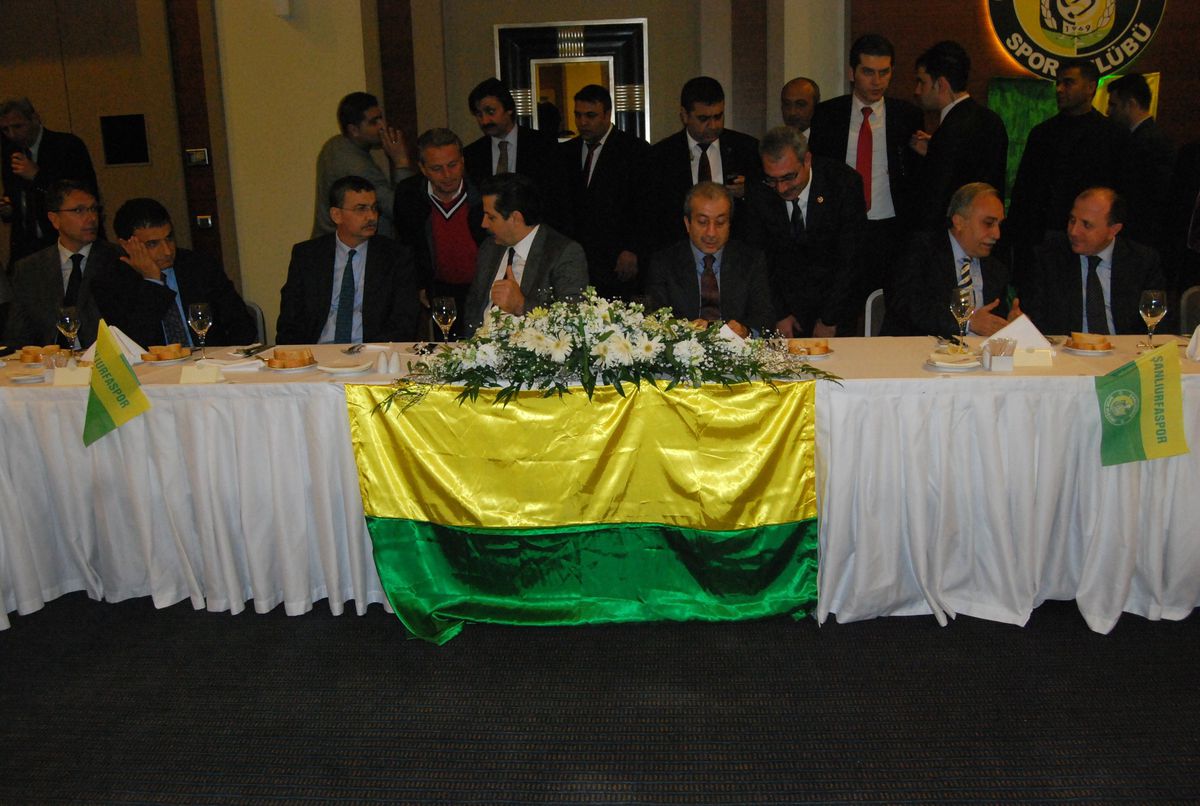 Bakan Çelik ve Bakan Eker, Şanlıurfaspor Atkısı Taktı