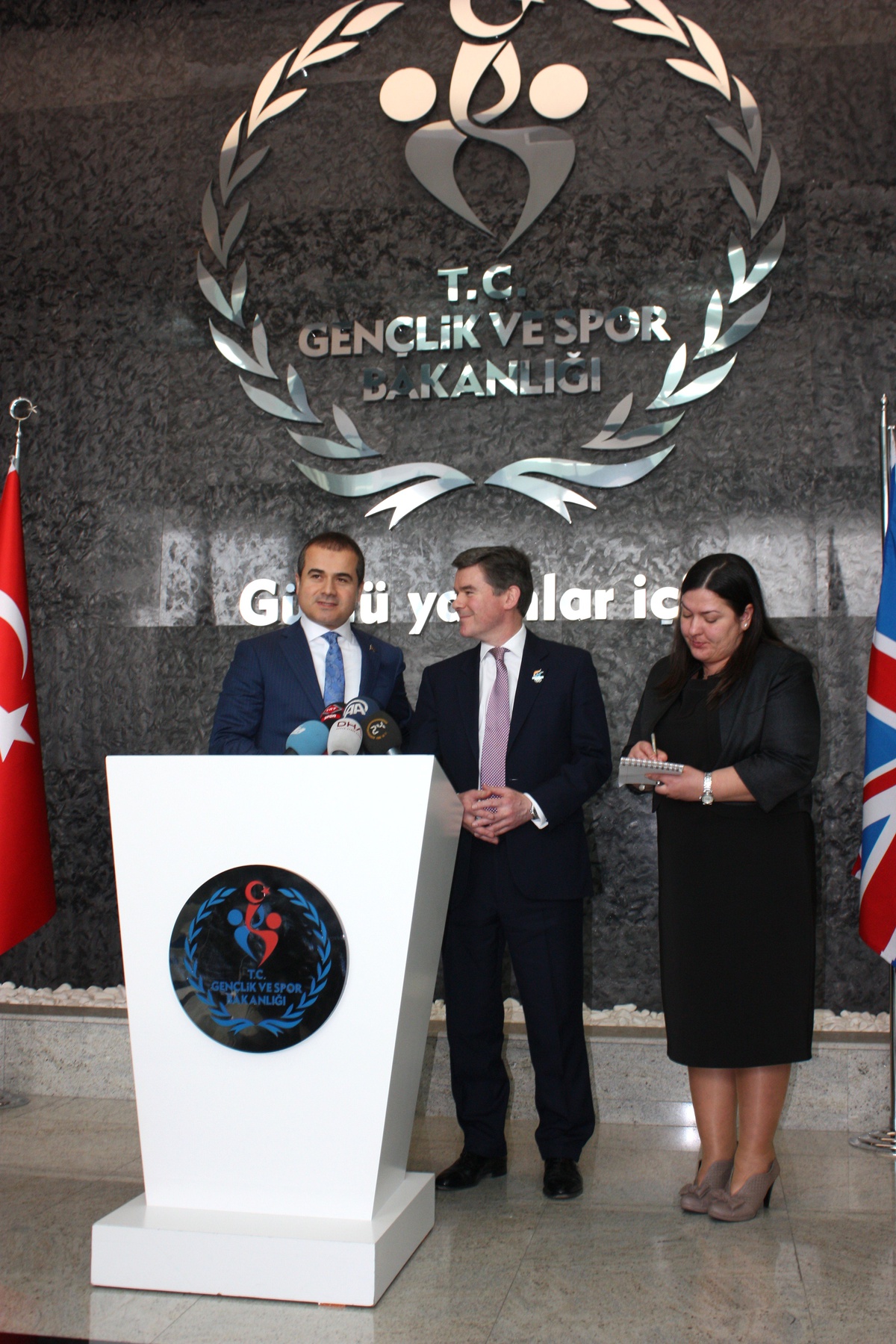 Bakan Kılıç, İngiltere Spor Bakanı Robertson ile Bir Araya Geldi