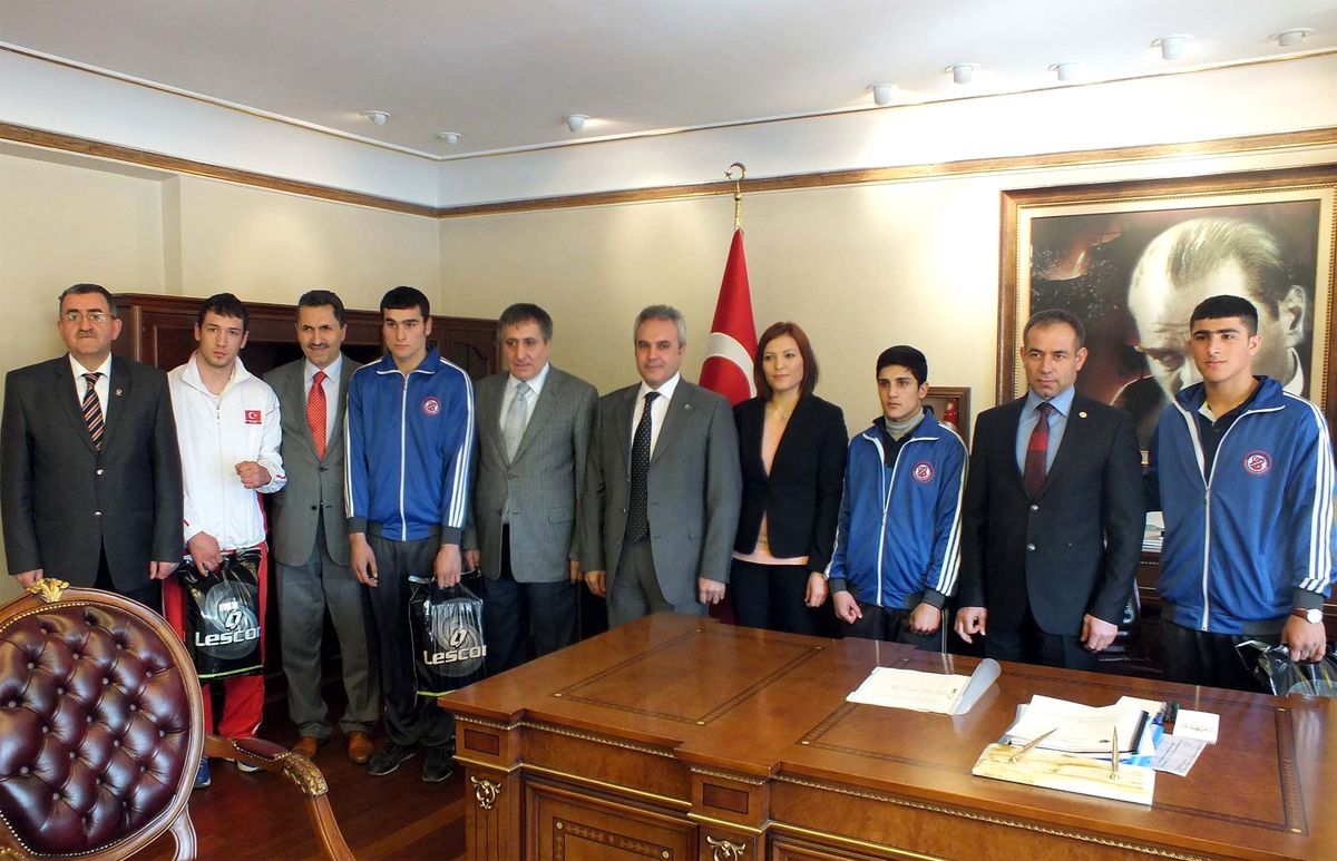 Başarılı Sporculardan Vali Küçük\'e Ziyaret