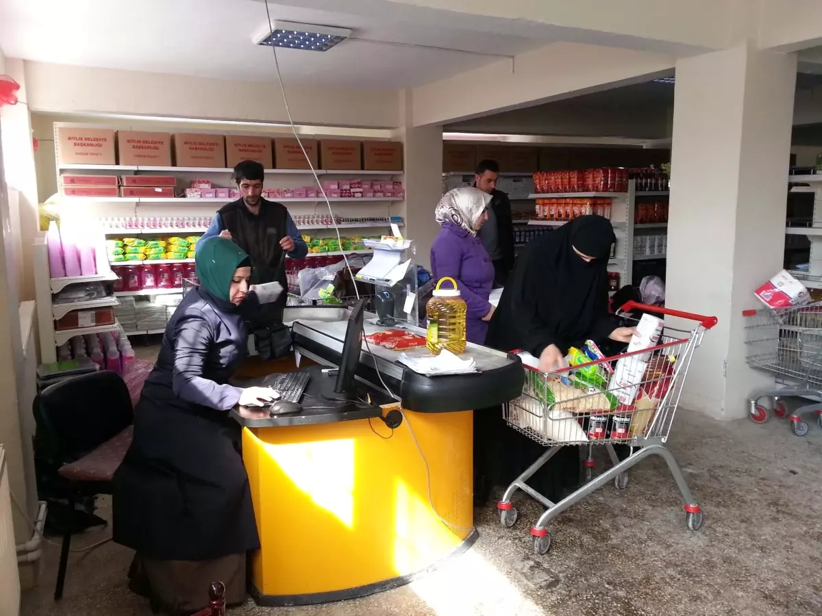 Bitlis\'teki Sosyal Markette Alışveriş Devam Ediyor