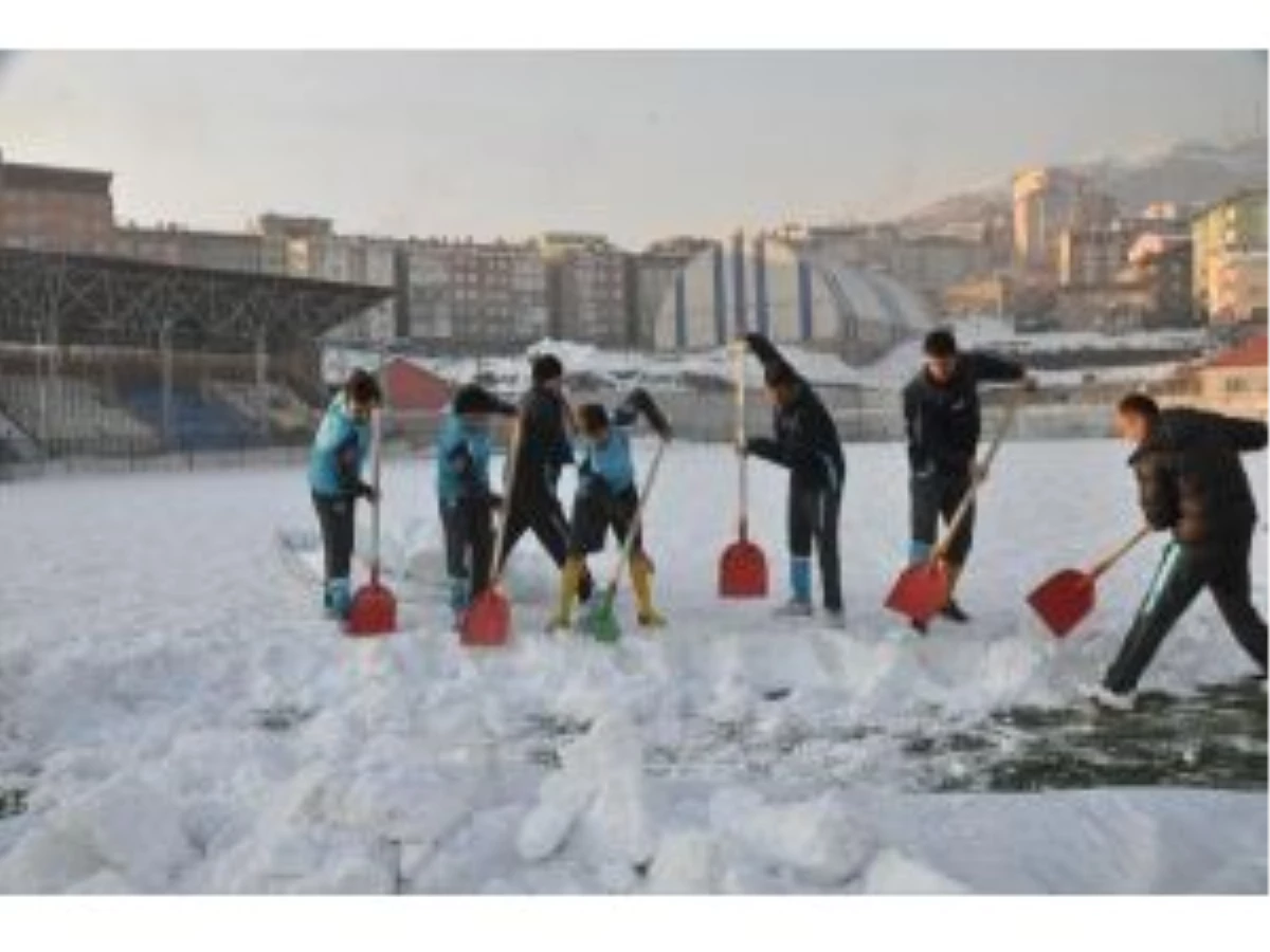 Hakkari Şehir Stadı Kardan Kapandı