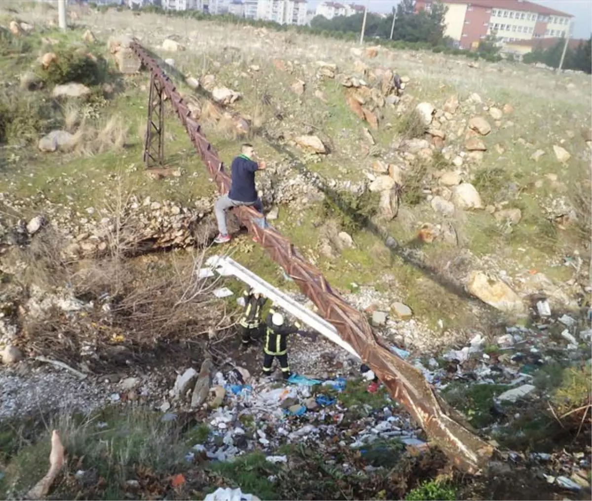 İddia Yüzünden Su Borusu Üzerinde Mahsur Kaldı