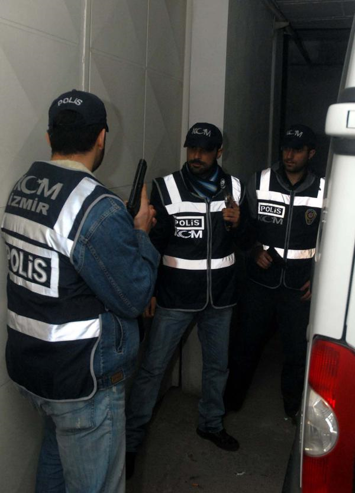 İzmir\'de Sahte İçki Şebekesine Operasyon: 10 Gözaltı