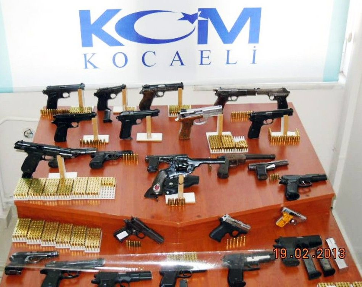 Kocaeli Polis Silah Şebekesini Çökertti: 40 Tabanca 3 Bin Mermi Ele Geçirildi
