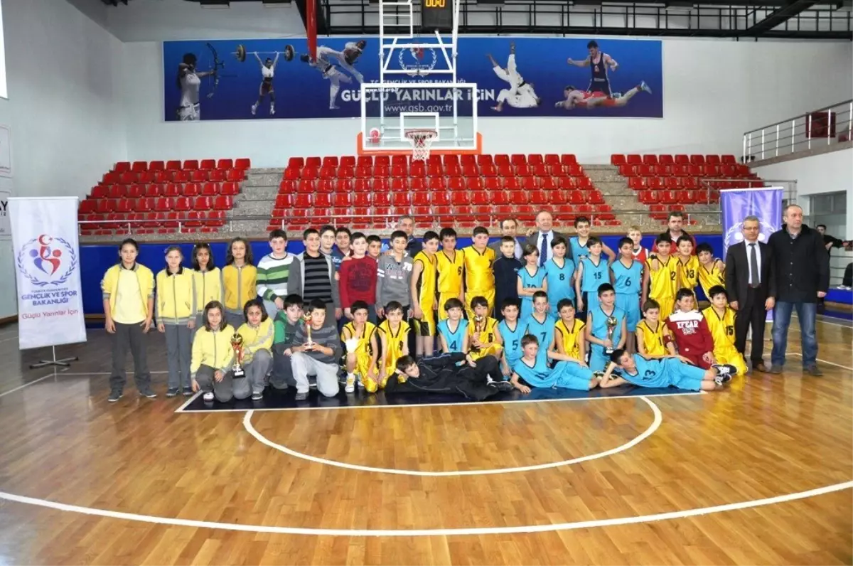 Küçük Basketçiler Kupalarını Aldı