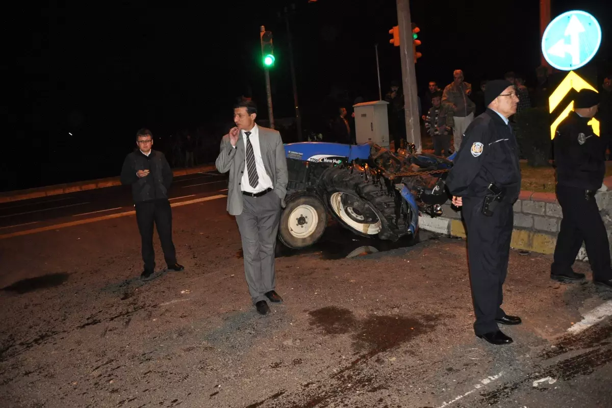 Minibüsle Çarpışan Traktör İkiye Bölündü; 2 Yaralı