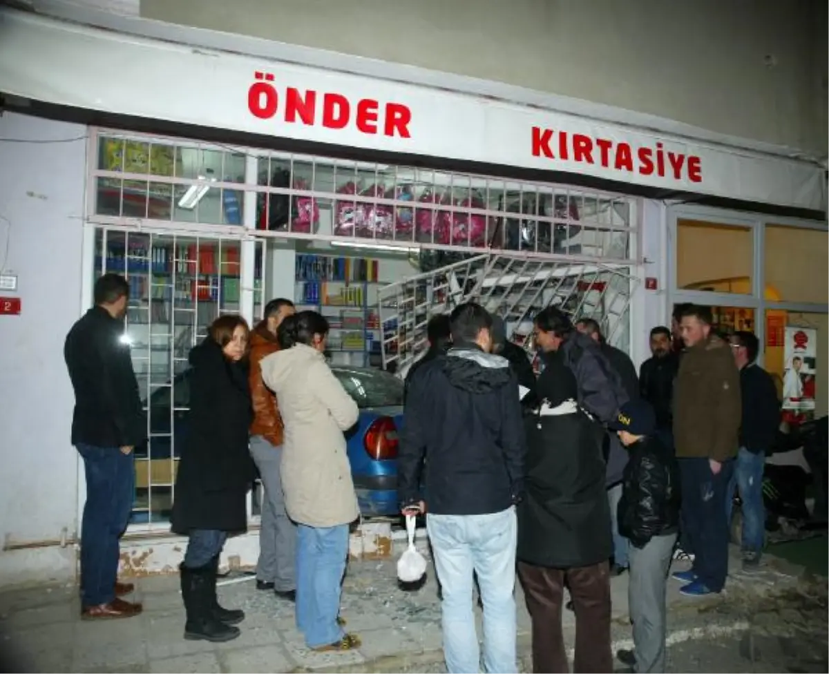 Otomobil Kırtasiye Dükkanına Girdi