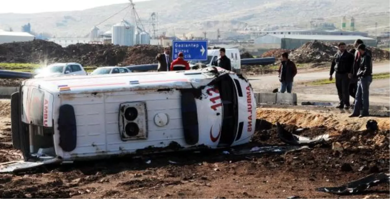 Şanlıurfa\'da Ambulans Devrildi: 2 Yaralı