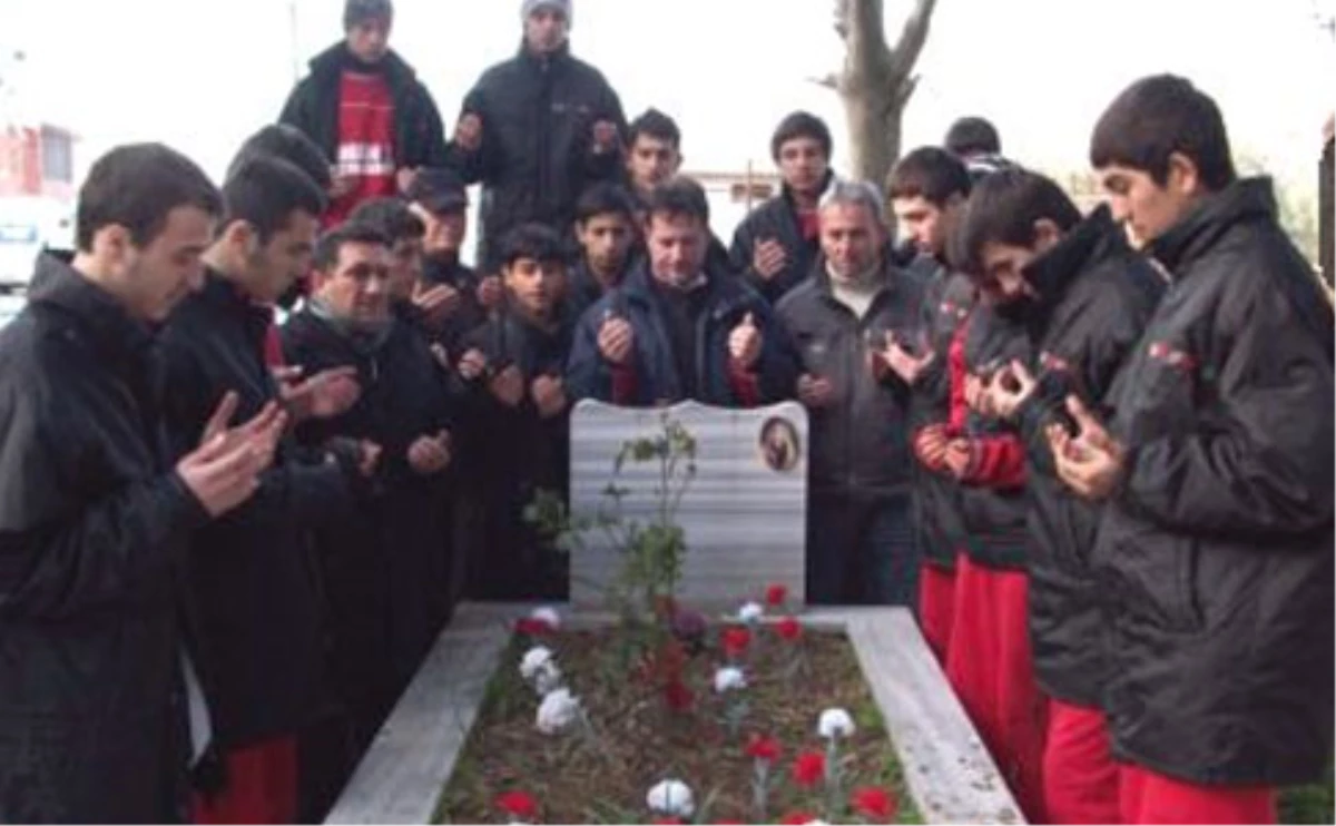 Şarköyspor Vefat Eden Futbolcusunu Unutmadı
