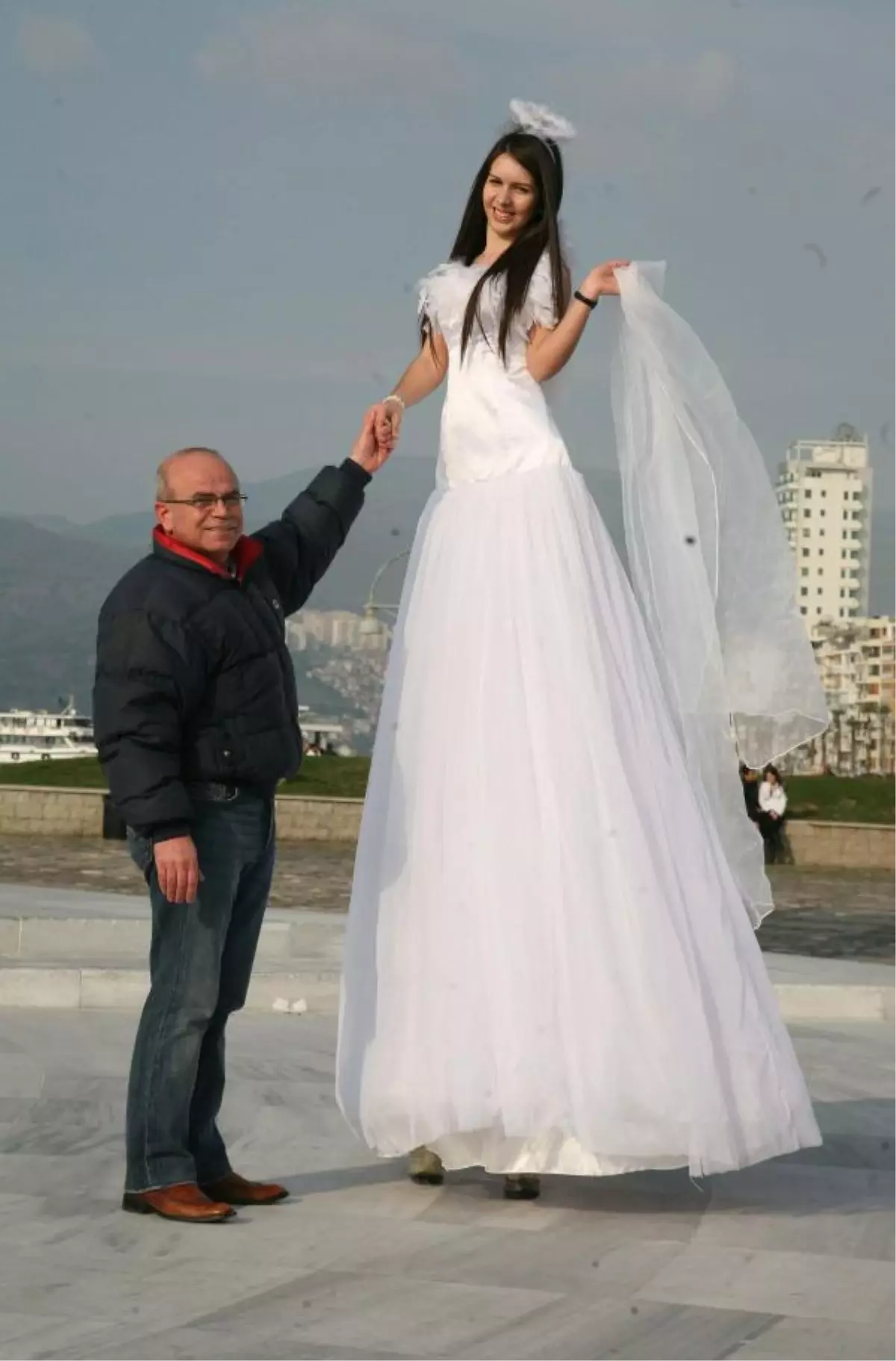 Tahta Bacaklı Gelin ile Tanıtım