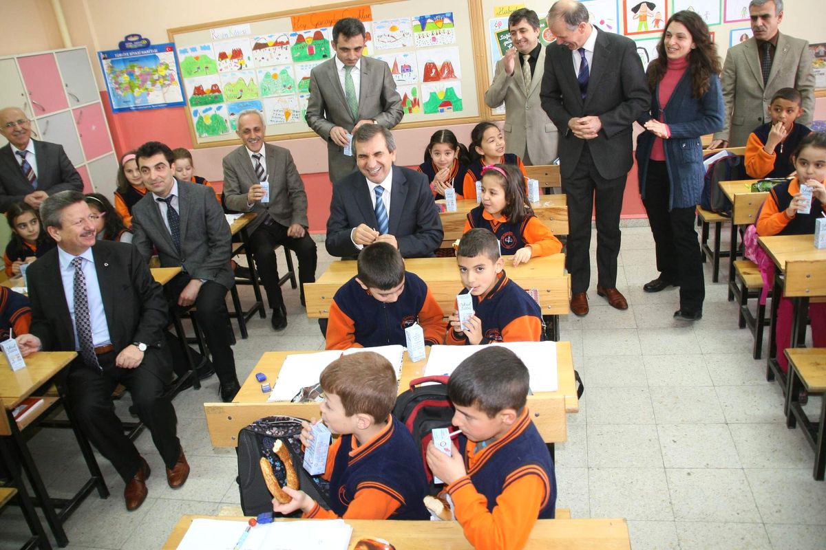 Yozgat\'ta Öğrencilere Süt ve Tablet Dağıtıldı