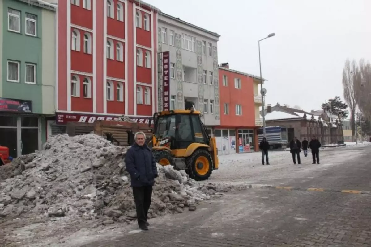 23 Şubat Tören Alanı Kar ve Buzdan Temizlendi