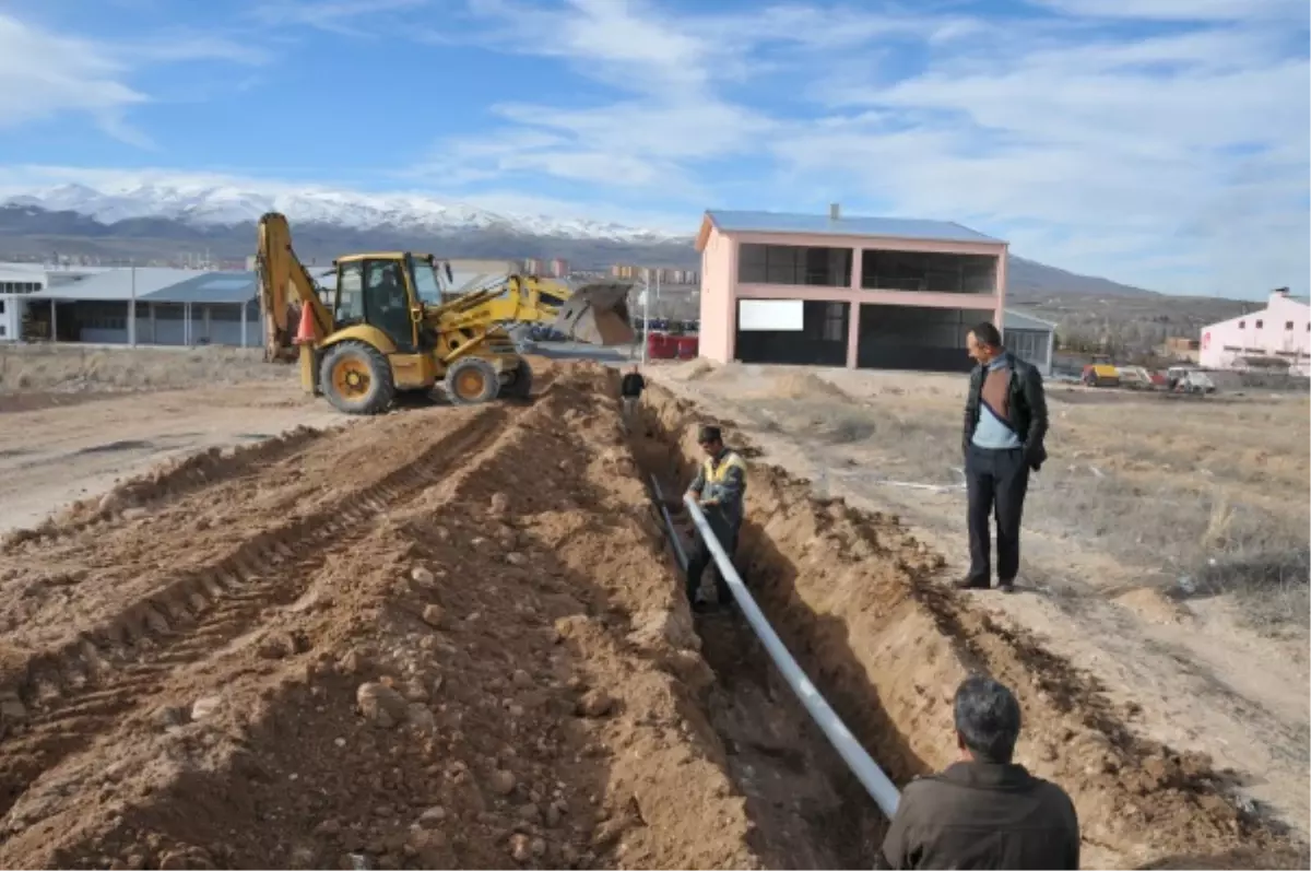 Belediye Ata Sanayi Bölgesinde Su Hattı Çalışması Yaptı