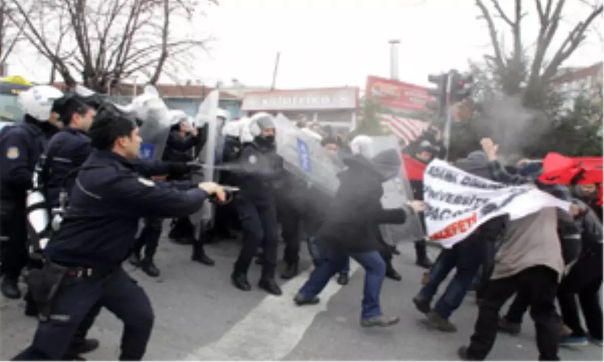 Bozdağ\'ın Katıldığı Konferansı Protesto Eden Gruba Müdahale