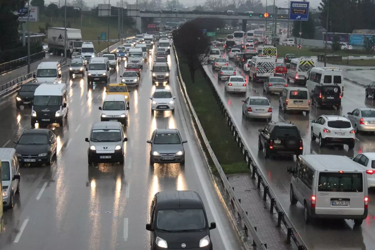 Bursalılar Güne Yağmurla Uyandı