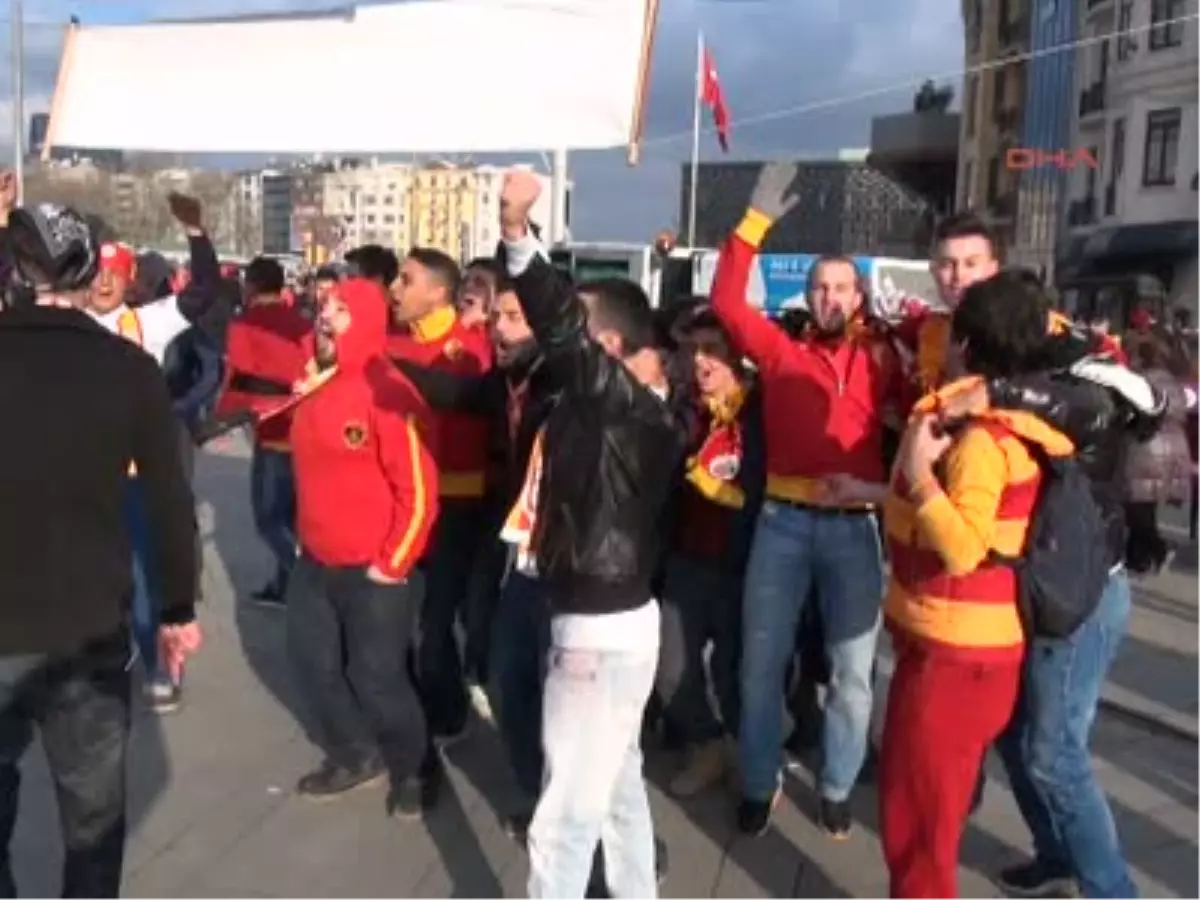 Galatasaray ve Schalke Taraftarları Taksim\'de