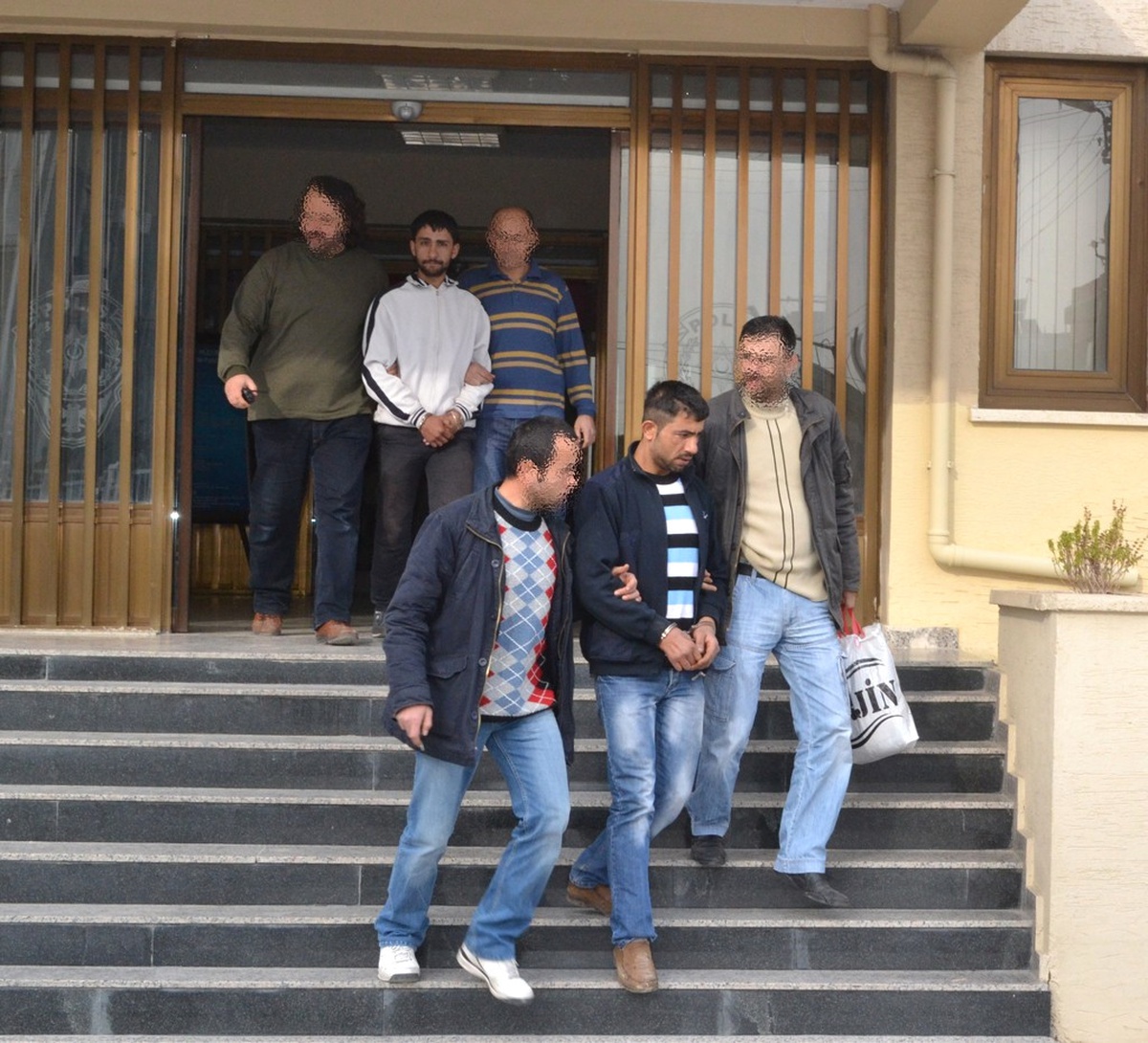 Mersin\'de Otomobil Soyan 2 Kişi Tutuklandı