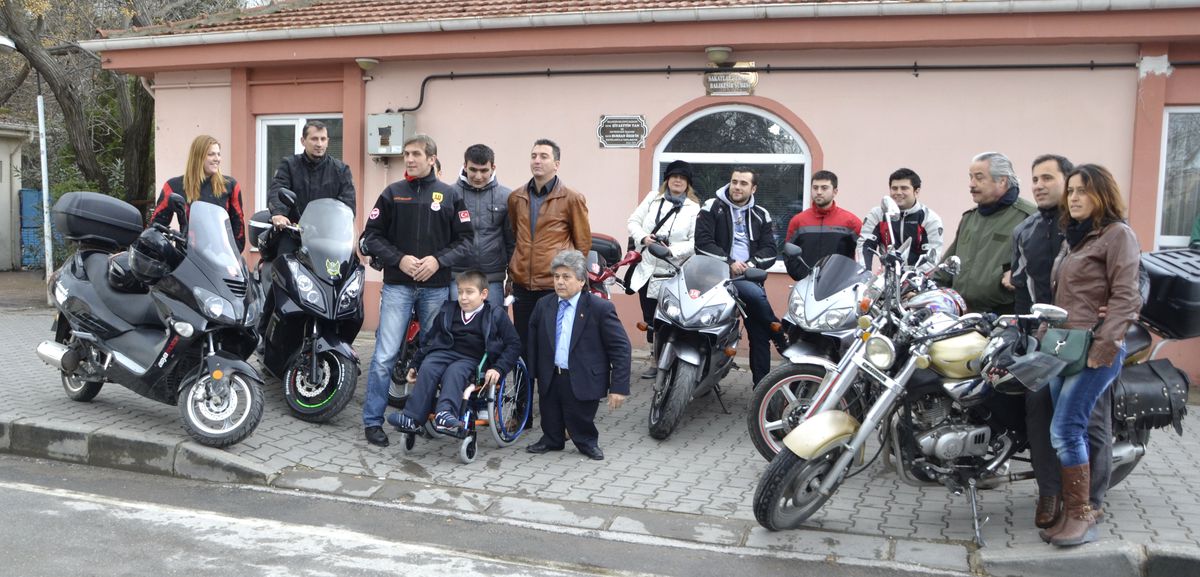 Motorsiklet Kulübü\'nden Engelli Öğrenciye Tekerlekli Sandalye