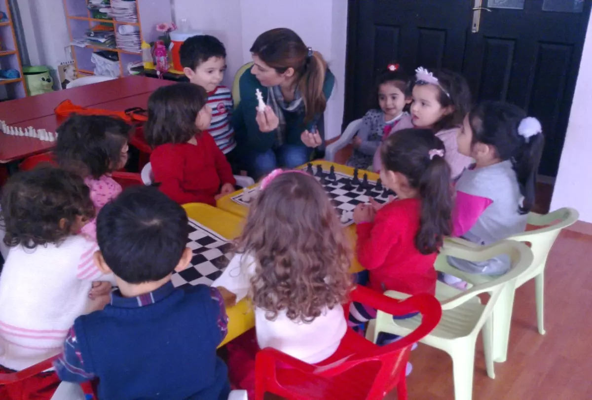 Adım Adım Satranç Öğreniyorlar