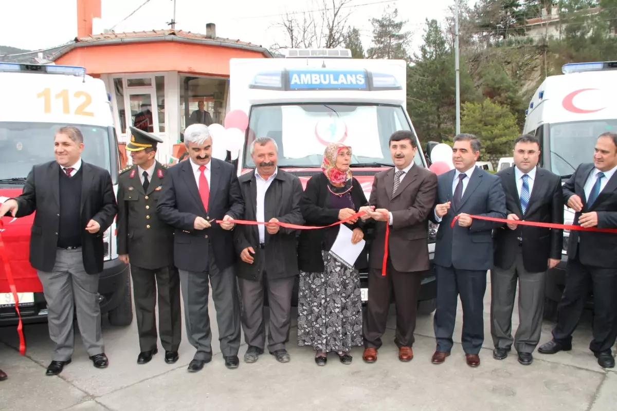 Ambulansların Kurdelesini Köylülerle Birlikte Kestiler